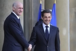 Sarko serre la pogne de Papandreou, un moment de bonheur partagé.